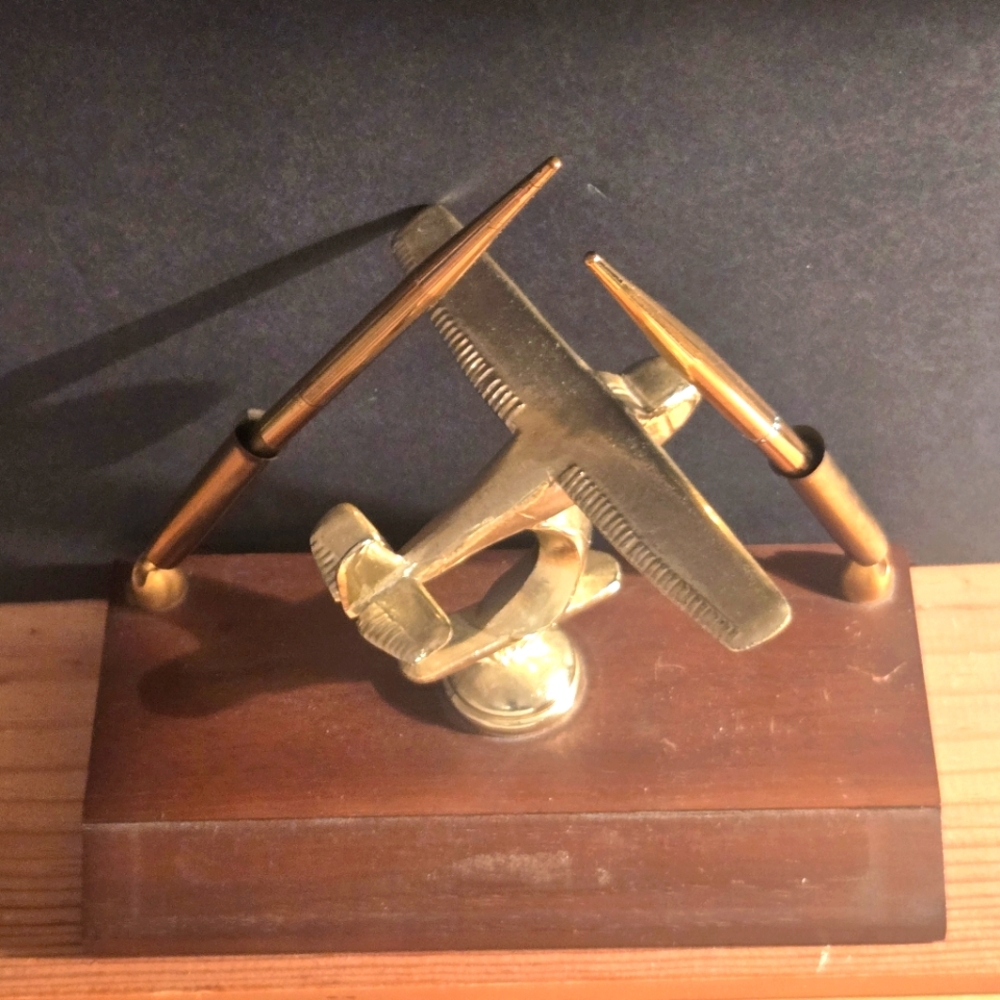 1970s DESK TOP DOUBLE AIRPLANE GOLD PEN CESSNA AIRPLANE WOOD BASE
